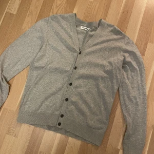 Cardigan - Litet hål i vänster armhåla, annars bra skick!
