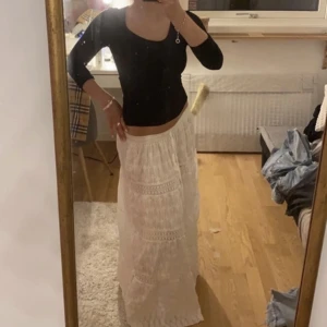 Lång kjol - Säljer denna fina kjolen från Italien som ej finns att få tag i Sverige! Inner tyget är tyvärr lite sönder men det är inget man ser på utsidan! Därav priset!