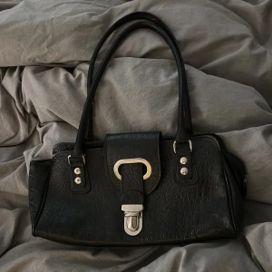 Väska - Köpt på secondhand för ett tag sedan, vet ej märket❤️De blå/röda tyget har åkt upp men inget som syns när man bär den