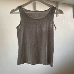 Grått linne från H&M - Skön och mysig att ha hemma eller under andra kläder :)
