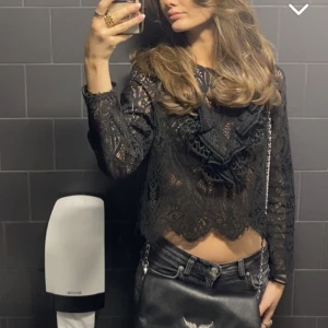 Zara topp - Super snygg zara topp som jag nu säljer! Passar både XS och S. Inga skador eller annan defekt 🩷