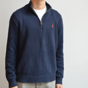 Ralph Lauren half zip - Ralph Lauren half zip i bra skick. Storlek Medium.  Skriv vid eventuella frågor. **Egna bilder ej från hemsida.**