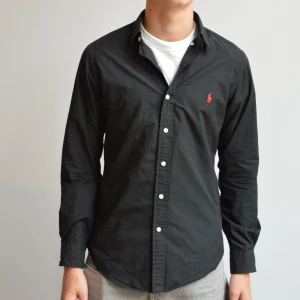 Ralph Lauren skjorta - Svart Ralph Lauren slim fit skjorta i mycket bra skick. Storlek Small. Skriv vid eventuella frågor.  **egna bilder ej från hemsida**
