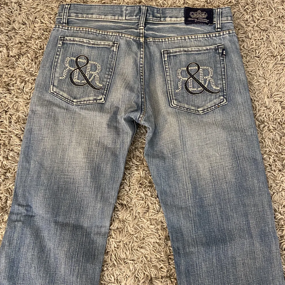 Straight jeans från victoria beckham! Aldrig använda då de är för stora för mig 💕 Vet inte storleken, kan sänka priset vid snabb affär!💕. Jeans & Byxor.