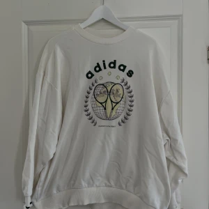 Sweatshirt  - Vit sweatshirt från adidas. Endast använd en gång, så i fint skick. Storlek 34 men sitter stort då den är oversized. 