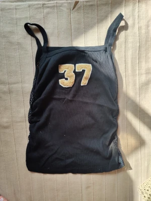 Sporty fishnet tank top  - Sportigt svart linne från tidigt 2000-tal, hålstickat/ fisknät i ryggen, perfekt skick 💞