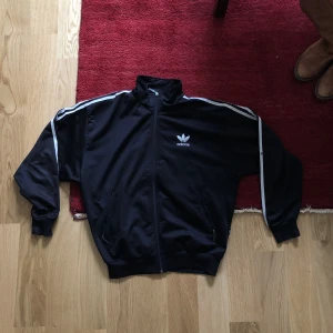 Adidas tracktop - Klassisk adidas top som behöver nytt hem