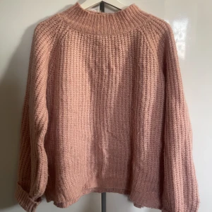 Stickad tröja - Fin rosa stickad tröja som inte används eftersom jag har andra jag gillar mer! Jätte Fint skick💗💖💓