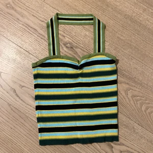 Supergulligt randigt linne - Jättegulligt linne som är köpt på sellpy! Säljer nu pga att jag inte passar i linnet! Känner inte till storleken då det inte finns kvar en lapp men skulle gissa på S-L! Kontakta om du är intresserad! Är även öppen för byten💕