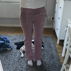 Juicy byxor - Bra skick förutan defekt (bild 3) färgen keepsake liliac 