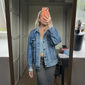  levis jacka  - Hej hej! Köpte denna fina jacka på secondhand för ett tag sedan. Den kommer tyvärr inte till användning längre, och tänkte därför sälja den. Hör av dig om du har frågor eller funderingar ❤️❤️