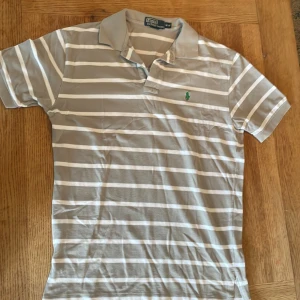Ralph Lauren piké  - Använd några gånger, nyskick 10/10.   För frågor, ta kontakt :)