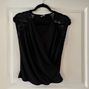 Svart blus GinaTricot - En svart blus från GinaTricot.