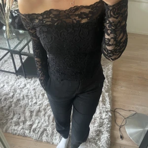 Spetstopp - Super fin off shoulder spetstopp i svart. Saknas märke och storlek men skulle uppskatta en S då den sitter figursytt. Vid mer frågor är det bara att skriva. Vid flera intresserade så blir det budgivning💗