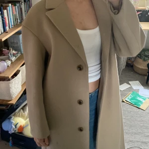 Kappa - Ursnygg kappa som är perfekt för hösten. Från hm  