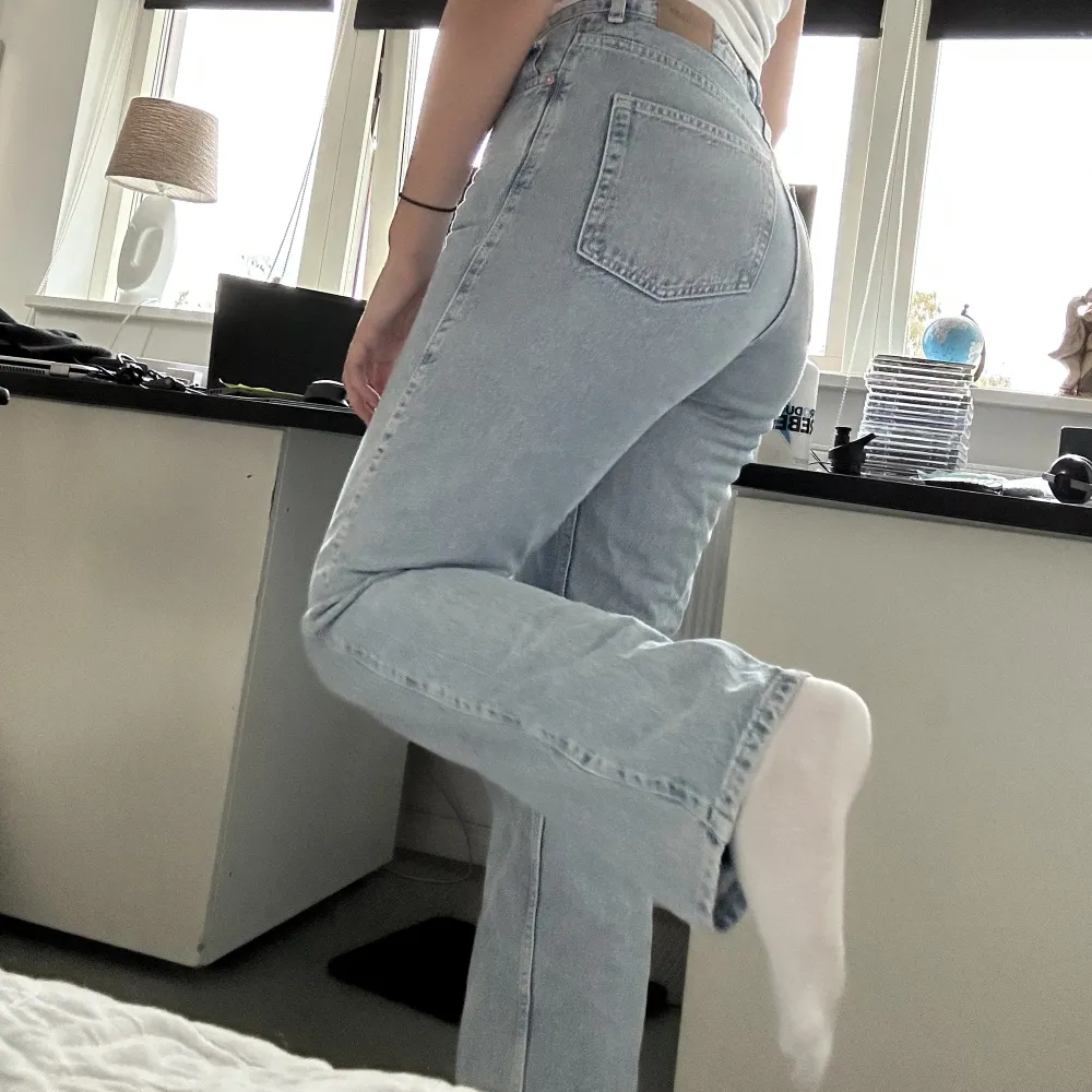 Skit snygga weekday jeans som tyvärr inte kommer till användning längre. Perfekt längd om man är ca 170cm lång. (jag är 174).  💛💛. Jeans & Byxor.
