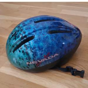 Cykelhjälm i märket Nevada Helmets. 54-58cm, M/S. Kan fraktas men köparen står för frakten 💓