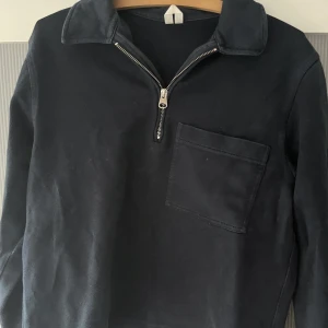 Marinblå halfzip från arket  - Inköpt på Arket i Göteborg för 2 år sedan, hyfsat använd men i bra skick. 
