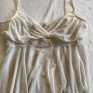 Linne - Säljer ett av det finaste linnena jag har Men jag köpte det i fel storlek😢 den är alldeles för stor för mig vid bysten och jag har 75b i bh storlek💗 köpte det för 300kr❗