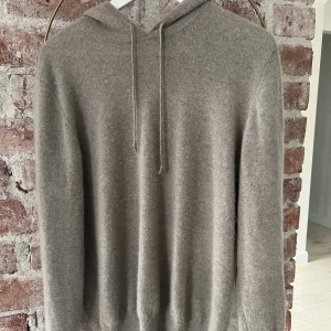 Softgoat Kashmir Hoodie  - Säljer en knappt använd Kashmir Hoodie från softgoat i storlek large. Nypris på Hoodien är 2495kr. 