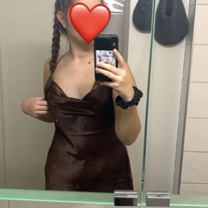 snygg klänning från H&M! - använd 1 gång!  i gott skick med kryss i ryggen🥰