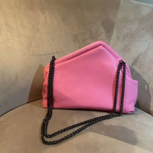 Rosa väska - Aldrig använd!! Skrikrosa. Pris kan diskuteras 