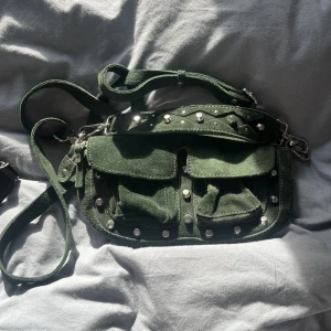 Väska  - Såå snygg väska med en jättefin mörkgrön färg som passar utmärkt nu till hösten ❤️‍🔥💜