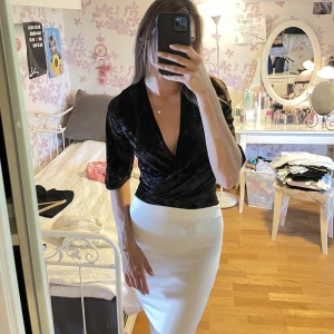 Body - Svart body med sammet material utanpå. Köpt hos Nelly