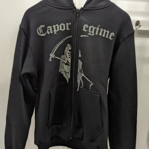 Cosa Nostra hoodie - Rhinestone hoodie Svart. Oanvänd. storlek Medium