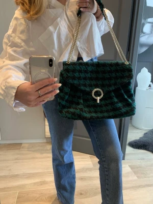 Sandro paris  - Sandro paris väska i superfint skick, endast använd fåtal gånger. Säljes för 2000kr. Kan skickas 