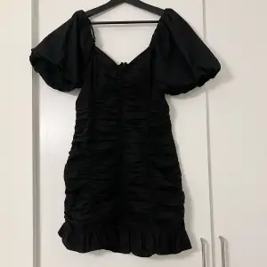 En svart klänning från ginatricot. Storlek: 36. Använd ett fåtal gånger. 