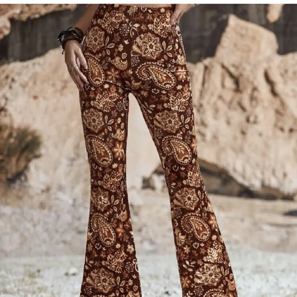 Fina hippie Boho byxor, sammet material. Kan användas när man går på rave elr hippie festival 😍😍. Jeans & Byxor.