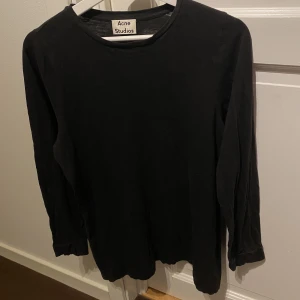 Långärmad svart T-shirt från Acne Studios  - Hej, säljer en långärmad T-shirt från Acne Studios. Storlek Small och True To Size. Väldigt bra skick. Hör av dig vid intresse. Pris inte hugget i sten.