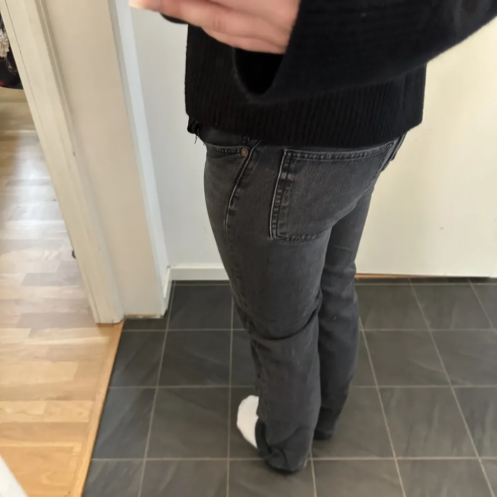 säljer mina svarta midwaist jeans från zara❤️‍🔥 finns två små slitningar men ingenting som syns när man har på sig dem. Jeans & Byxor.