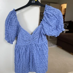 Blus - En blus från Gina tricot i storlek s. Använd en gång 