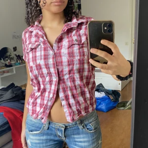 gullig liten topp - en super söt rutig skjorta i stlk S går att syla på en massor av olika sätt!