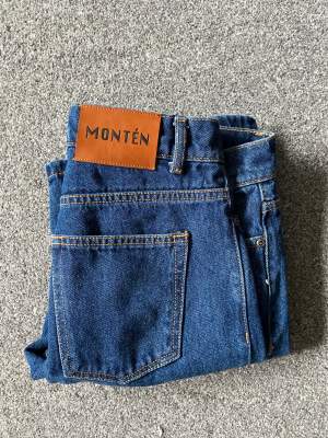 Ett par marin blåa Montén jeans som inte längre går att köpa på nätbutik. Aldrig använda då de inte passa mig. Nypris runt 1200kr. Skriv meddelande om ni har någon mer fråga om produkten 