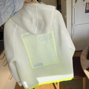 Michael Kors Jacka  - Väldigt unik jacka, knappt använd.  Size L 