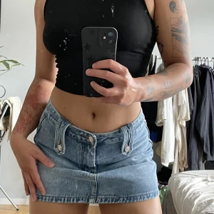 Mini kjol i ljusblå denim - Mini y2k kjol med skärp (se bild 2) som man kan ta loss. Använt 2 gånger är i väldigt bra skick, skulle söta som ny. Storlek S eller mindre M🤍