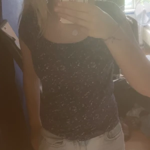 Blus - Säljer denna fina blus! Använd 1-2 gånger!