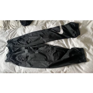 Nike cargo utility byxor storlek XL - Ett par oversized cargopants ifrån Nike i storlek XL med swoshloggan på benet och utilityskärp