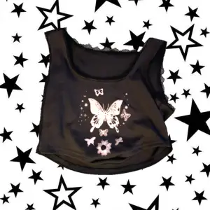 Fjäril/butterfly tröja som jag inte har kommit till användning eftersom jag har bytt stil, den är fairycore och grunge!