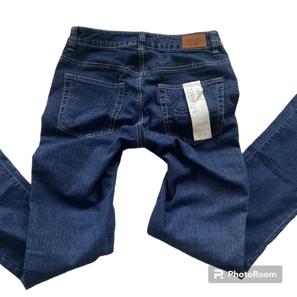 Mörkblåa Mingel jeans med snygga bakfickor i en rak modell. Jag köpte dessa för några månader sedan men har inte riktigt kommit till användning. Därför inte blivit något slitage och de har fortfarande lapp klar på. Kontakta för frågor eller bilder💞💘. Jeans & Byxor.