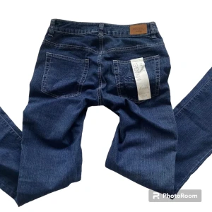 Mörkblåa jeans  - Mörkblåa Mingel jeans med snygga bakfickor i en rak modell. Jag köpte dessa för några månader sedan men har inte riktigt kommit till användning. Därför inte blivit något slitage och de har fortfarande lapp klar på. Kontakta för frågor eller bilder💞💘