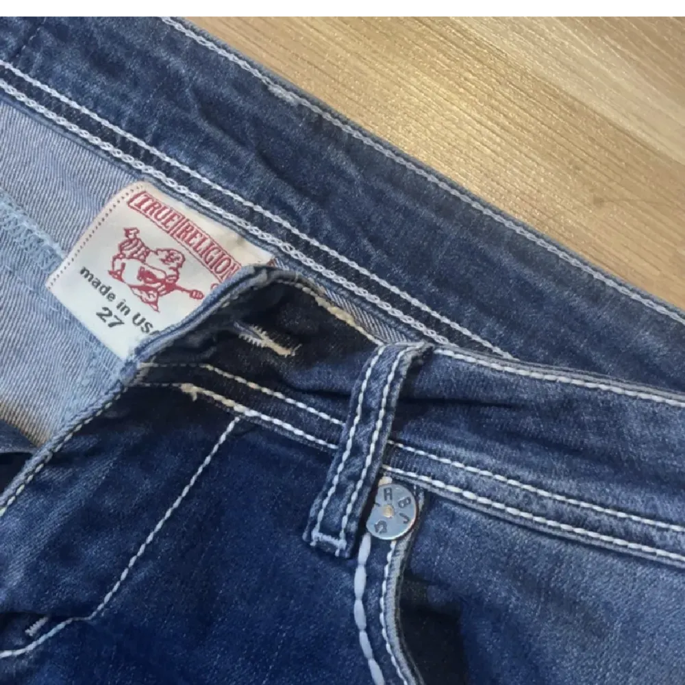 säljer dessa true religion jeans som är använda fåtal gånger. de är i storlek 27 och passar perfekt på mig som brukar ha 36/38 i vanlig storlek💞 skulle dock sitta mer baggy nertill om man har typ 34 som vanlig storlek. skriv för fler bilder. Jeans & Byxor.