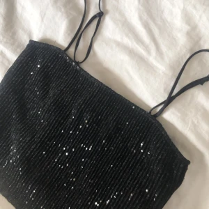 Topp - Fest topp, svart med paljetter. Använd en gång på nyår. Inga defekter.