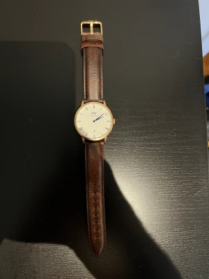 Daniel Wellington - Klocka från Daniel Wellington i guld med läderarmband. 