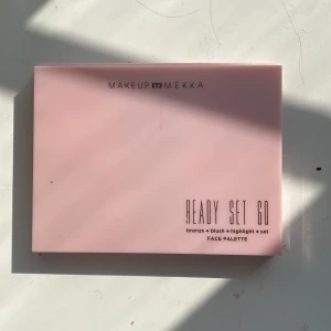  makeup Mekka palett  -  jättefint smink palett liknande Caia classy. Nypris 200 använt där med priset