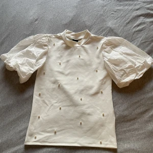 T-shirt  - Elegant t-shirt  Aldrig använt-nyskick 