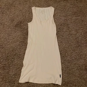 Rosa klänning - Klänningen är från only i storlek M. I bilden syns det inte men den är ljusrosa. Jag är 160 och den slutar nästan precis vid knäna men den är lite stor vid nacken och halsen.